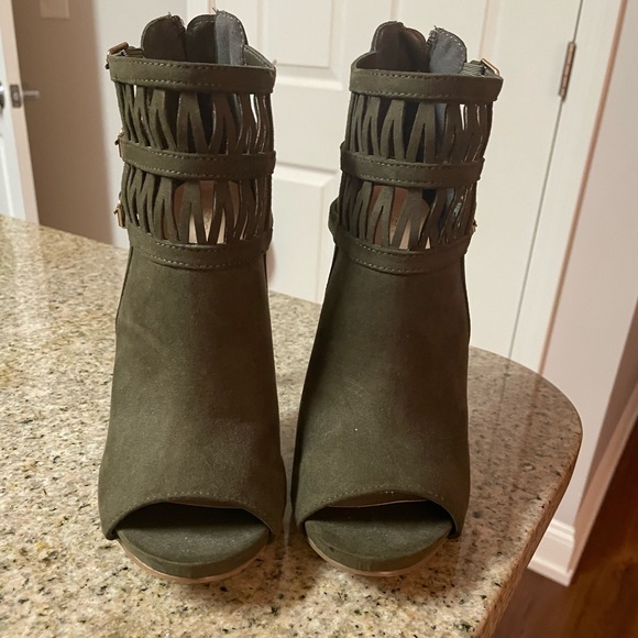 Gorgeous Olive Green Heels - Picture 7 of 7